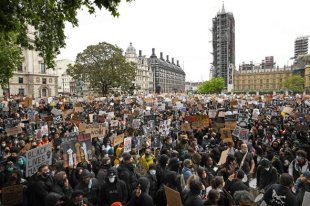 Dezenas de milhares nas ruas de Londres contra o racismo e por justiça