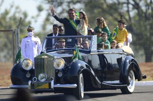 Reacionário Nelson Piquet, ex-piloto de F1, vira motorista de Bolsonaro no DF