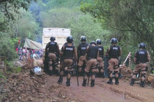 Polícia e capangas assassinam membros do MST em emboscada no Paraná