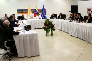 Começou o diálogo entre o governo de Maduro e a oposição, o que negociam?