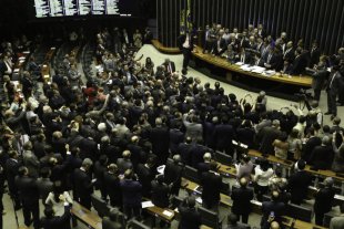 Dezenas de feridos em Brasília enquanto deputados aprovam medidas a toque de caixa