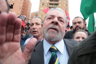 Lula é condenado por Moro a 9 anos de prisão
