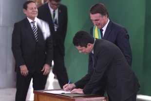 Bolsonaro altera estatuto e proíbe manifestação dos servidores do Coaf