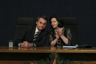 Após atos massivos, Bolsonaro afirma demagogicamente que vai dar R$2,5 bi para a Educação