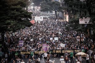 Marcha da Maconha em São Paulo reúne dezenas de milhares de jovens pela legalização