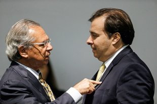Disputa política entre Guedes e Maia atrasa o recebimento dos R$ 600 para informais