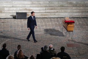 França: Macron usa assassinato de um professor para sua campanha islamofóbica