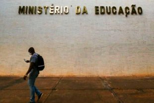 Após queda de dois ministros, pedido de demissão de secretária do MEC se soma à crise do governo Bolsonaro