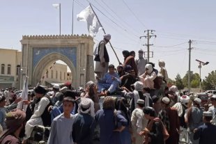 Talibãs chegam a Cabul e iniciam a transição do poder no Afeganistão