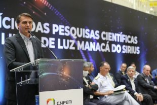 Após cortar 92% da ciência, Bolsonaro cinicamente visita o superlaboratório Sirius em Campinas