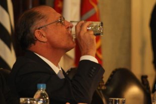 Alckmin anuncia fim da crise hídrica, mas torneira segue sem água
