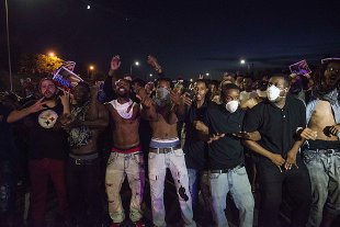 Nova jornada de protestos contra o racismo policial reúne milhares em várias capitais dos EUA