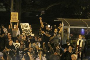 Manifestações em Charlotte para exigir justiça desafiam o toque de recolher