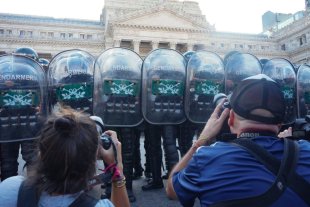 Milei ataca o direito à manifestação: reprimem protesto contra a Lei Omnibus no Congresso argentino