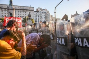 Polícia reprime deputado Alejandro Vilca em protesto contra os ataques de Milei em Buenos Aires 