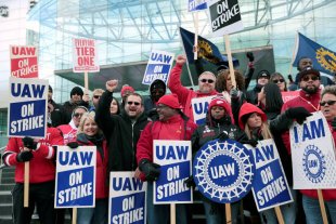 Trabalhadores de montadoras da United Auto Workers planejam maior greve de trabalhadores ativos dos EUA em 25 anos