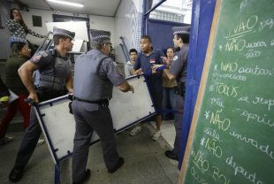 Dória colocará policiais para "disciplinarem" estudantes de escolas da periferia de SP