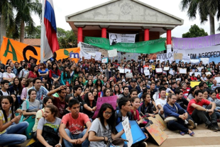 Milhares de estudantes se levantam contra a burocracia universitária corrupta na UNA no Paraguai