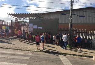 Pais e mães trancam escola contra a reorganização de Marchezan