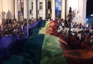 Centenas vão às ruas do Rio contra a liminar da 'cura gay' 