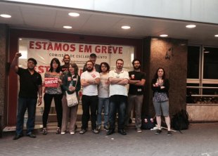 Ativistas bancários paralisam prédio do Bradesco em São Paulo