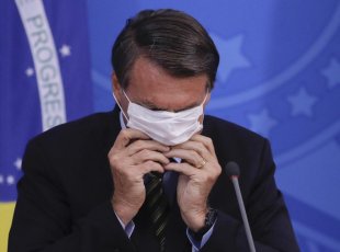 Com UTIs lotadas, Bolsonaro volta a minimizar pandemia: "parece que só morre de covid"