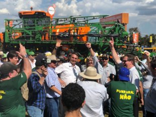 Ruralistas ovacionam Bolsonaro, candidato da expropriação da terra dos indígenas