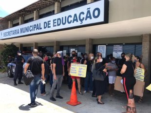 Trabalhadores da educação de Natal protestam contra demissão de 400 terceirizados