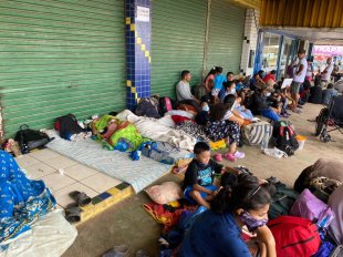 Governo brasileiro deixa famílias venezuelanas dormirem nas ruas ao tentar entrar no país