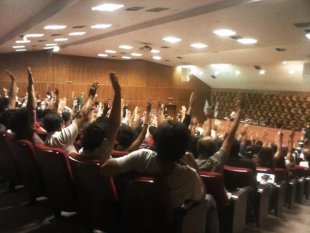 Professores da UFMG aprovam greve geral