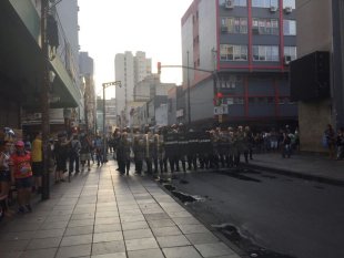 Policia reprime ato contra aumento das passagens em Porto Alegre