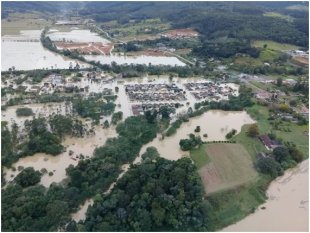 Negligência dos governos frente às chuvas afeta mais de 15 mil pessoas no Sul do Brasil