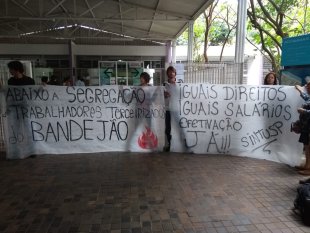Estudantes e funcionários da USP fazem ato contra segregação dos terceirizados do bandejão