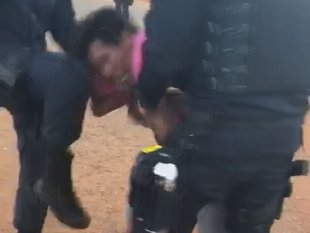 Vídeo: Policiais agridem ambulante e tentam apagar gravação em celular de jovem que filmou