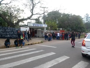Estudantes ocupam Escola em Gravataí/RS contra a precarização e o descaso de Eduardo Leite