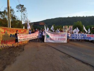 Atingidos pelo rompimento da barragem em Mariana protestam há quatro anos do crime