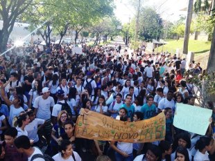 Estudantes protestam contra o fechamento de escolas em Presidente Prudente