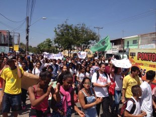 Centenas de alunos e professores de Campinas saem às ruas no Ouro Verde