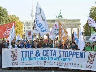 Berlim: 250.000 pessoas marcham contra o tratado comercial TTIP