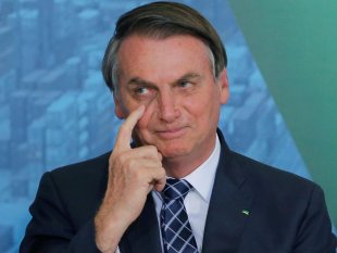 Bolsonaro: cedendo auxílio emergencial com uma mão e aprovando ataques com a outra
