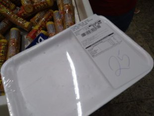 No Brasil da fome, Mercado Extra, em SP, entrega bandeja de carne vazia até que seja pago