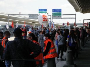Os trabalhadores do aeroporto Charles de Gaulle fazem uma greve histórica 