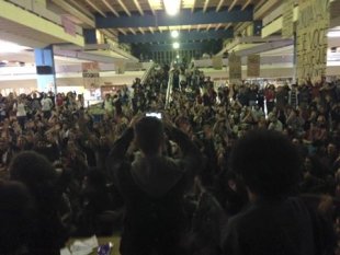 Estudantes da USP aprovam greve em assembleia geral
