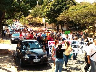 Mais de 300 na UFMG em ato unificado contra os cortes e o governo golpista
