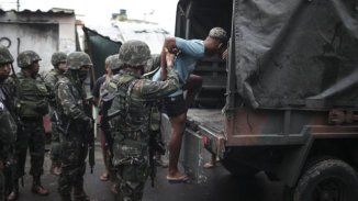 [Vídeo]: Exército destrói carros e motos de moradores no RJ