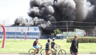 Grande incêndio atinge fábrica de medicamentos em Hortolândia
