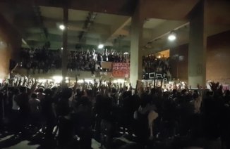 Reitoria da UnB ocupada nesta noite a partir de uma massiva assembleia estudantil!