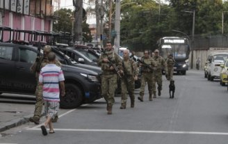 Ocupação com mil policiais no Jacarezinho dá início ao Cidade Integrada, continuador das UPPs no Rio
