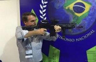Bolsonaro volta a defender liberação de armas no país com mais de 160 mil mortos por covid