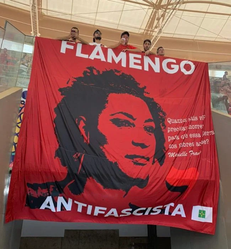 Torcedores do Flamengo gritam "fora Bolsonaro" e pedem justiça por Marielle durante partida